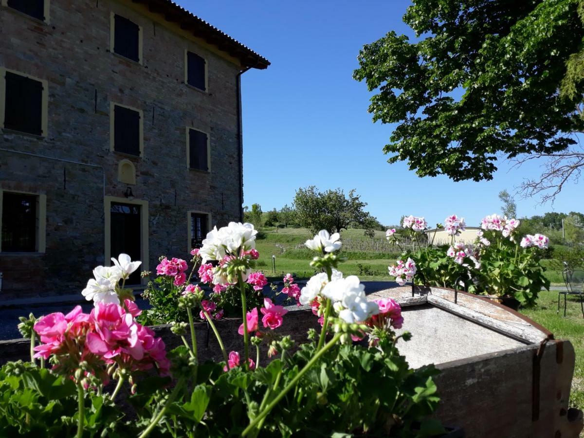 Agriturismo "Veritas" Bed & Wine Casaleggio Boiro Екстериор снимка